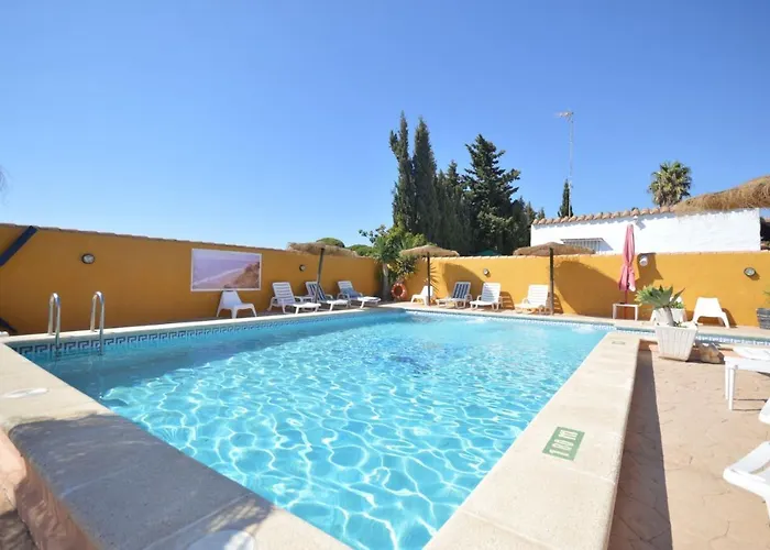 Estudios Con Piscina Compartida En Conil.
