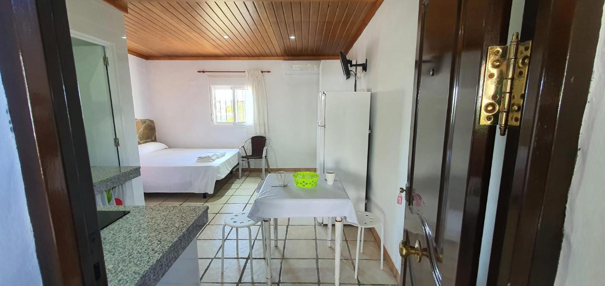 Estudios Con Piscina Compartida En Conil. *
